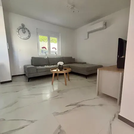 Mali Bei Nin 300m Zum Sandstrand Kovacic