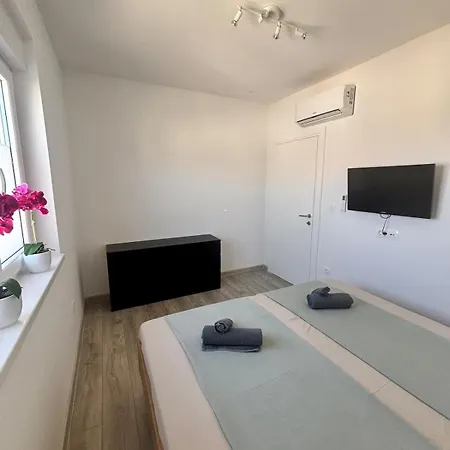 Mali Bei Nin 300m Zum Sandstrand Kovacic